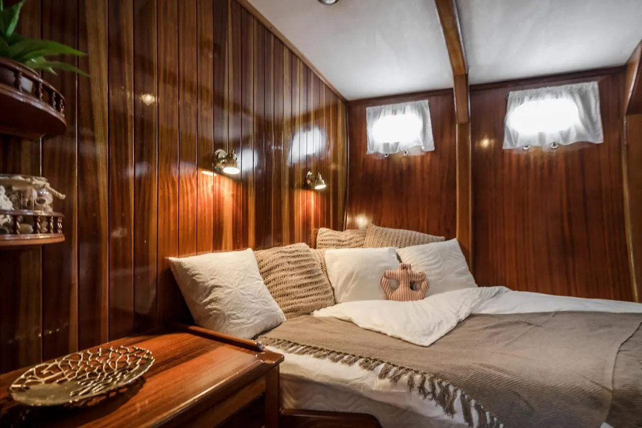 Spacious Yacht Hotel Barcelona City Center 5 Cabins