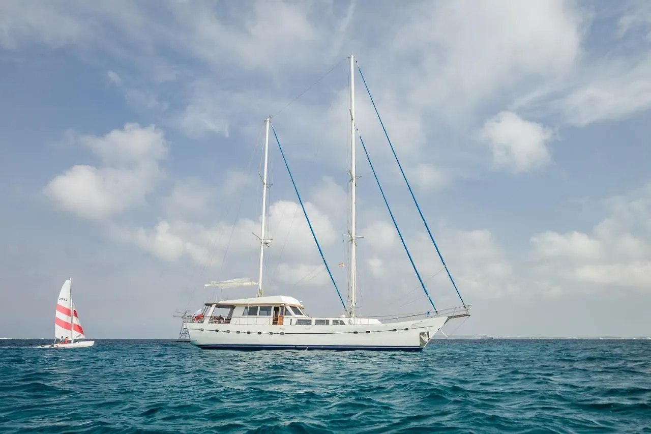 Botel Spacious Yacht Hotel Barcelona City Center 5 Cabins Spain