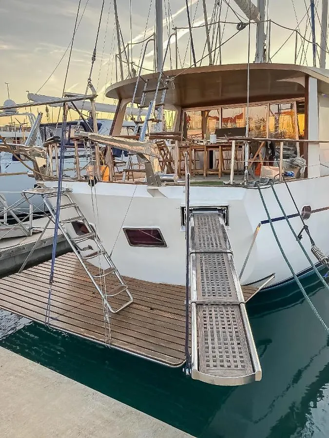 Spacious Yacht Hotel Barcelona City Center 5 Cabins