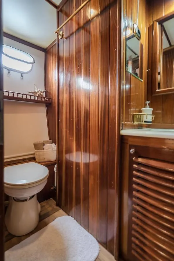 Spacious Yacht Hotel Barcelona City Center 5 Cabins