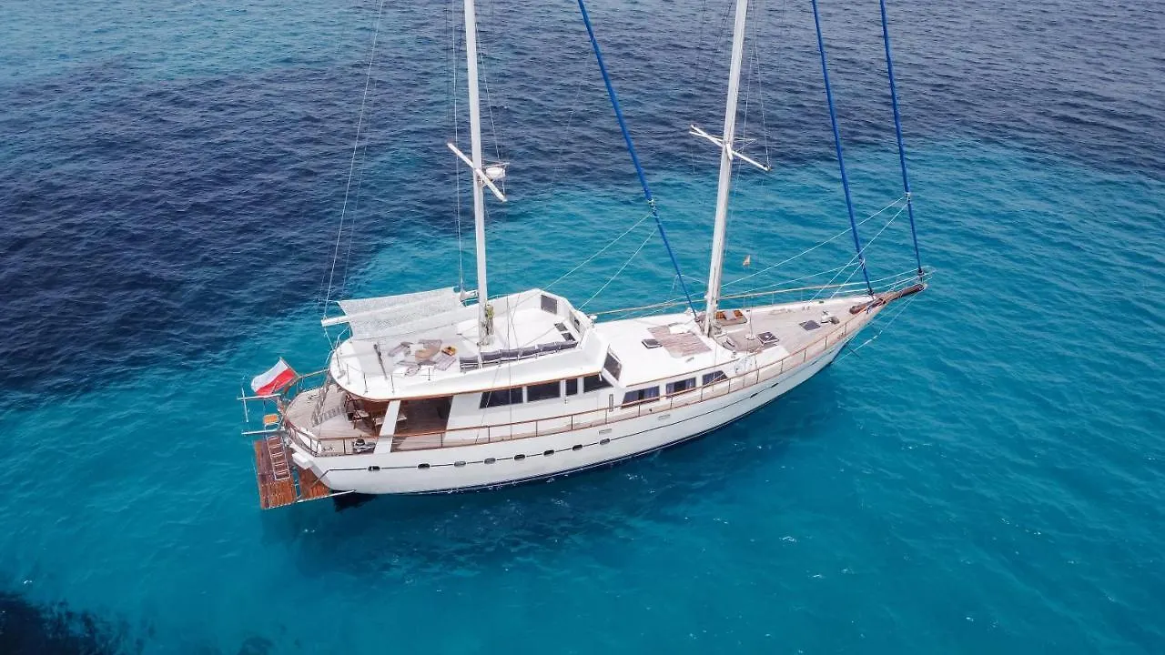 Botel Spacious Yacht Hotel Barcelona City Center 5 Cabins