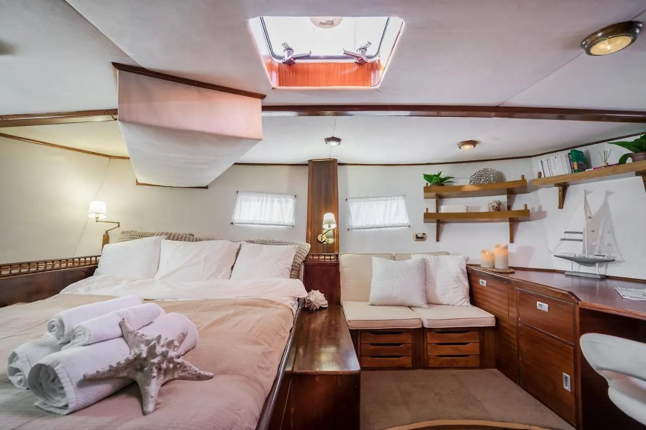 Spacious Yacht Hotel Barcelona City Center 5 Cabins Botel
