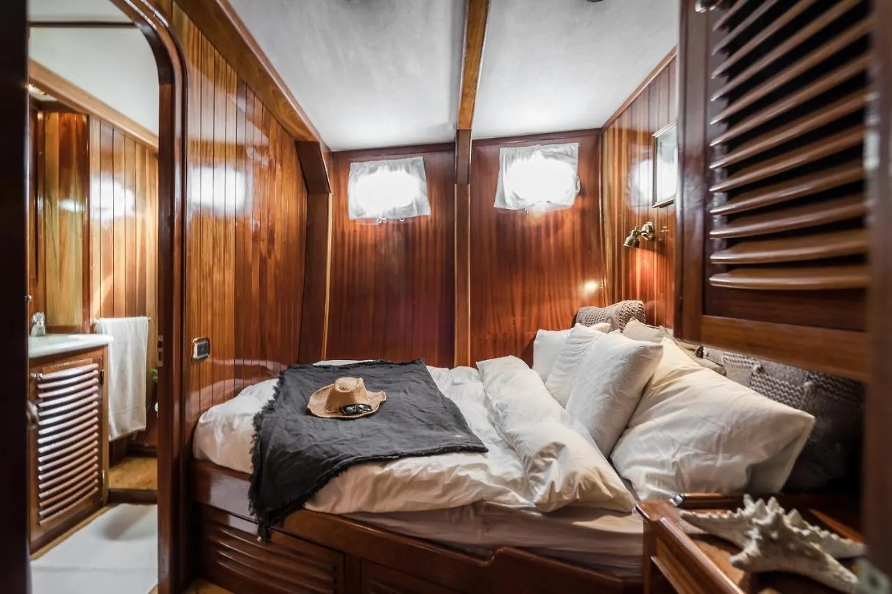 Spacious Yacht Hotel Barcelona City Center 5 Cabins Botel