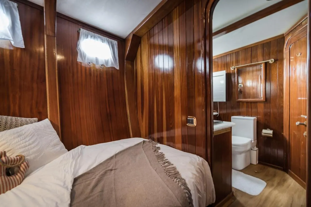 Spacious Yacht Hotel Barcelona City Center 5 Cabins Botel