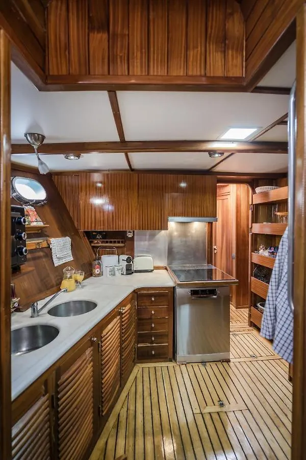 Spacious Yacht Hotel Barcelona City Center 5 Cabins 0*,