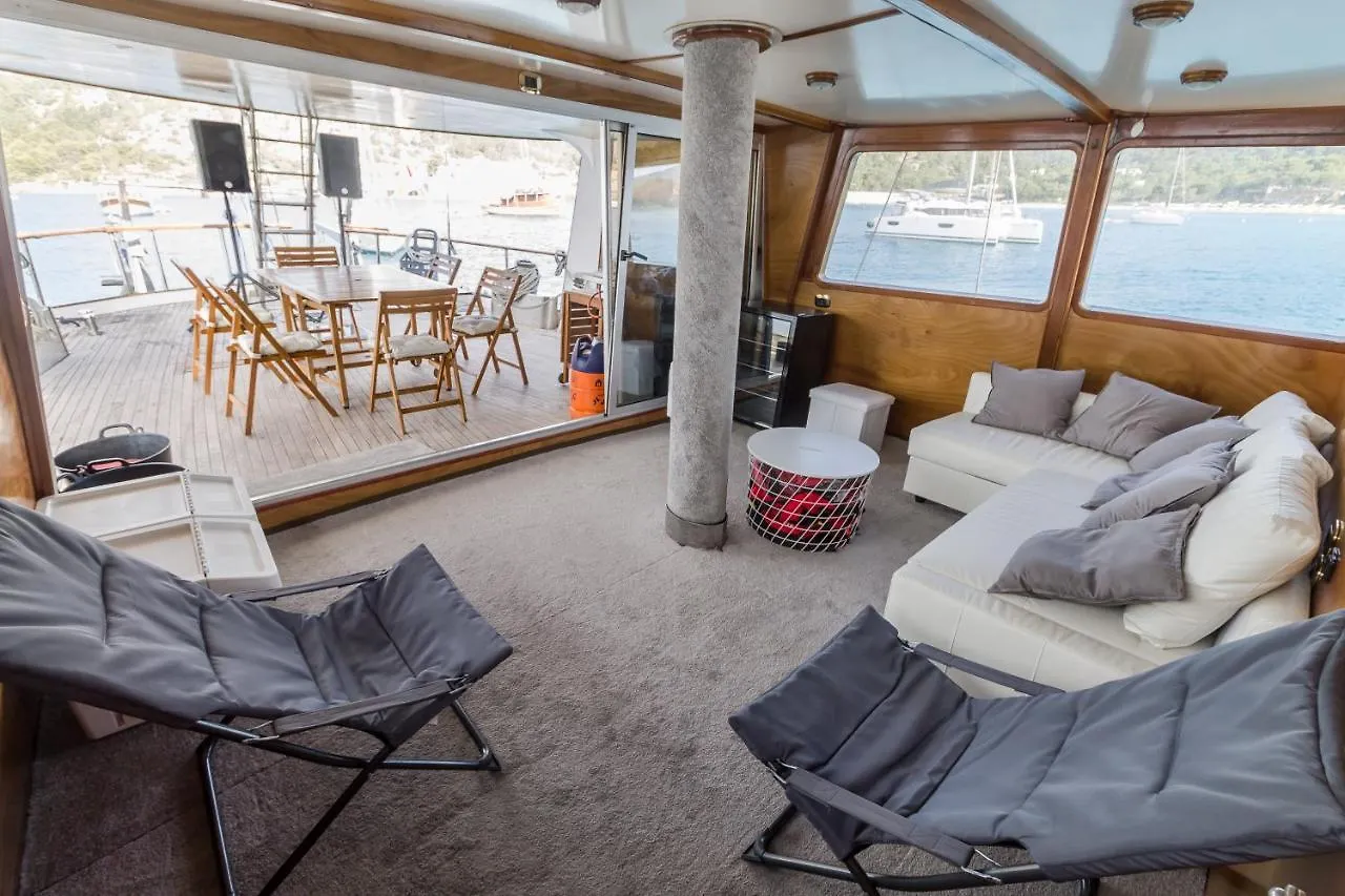 Botel Spacious Yacht Hotel Barcelona City Center 5 Cabins