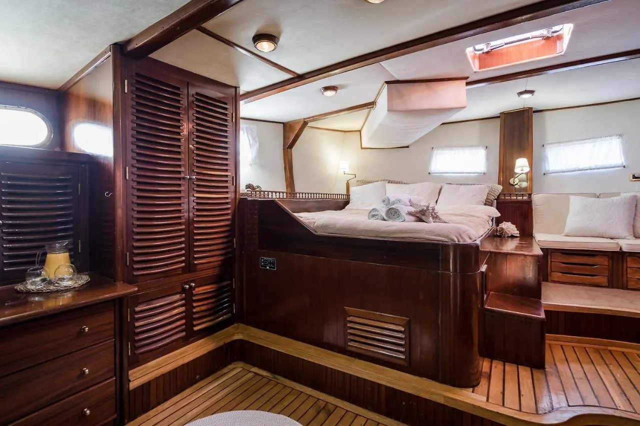 Spacious Yacht Hotel Barcelona City Center 5 Cabins 0*,