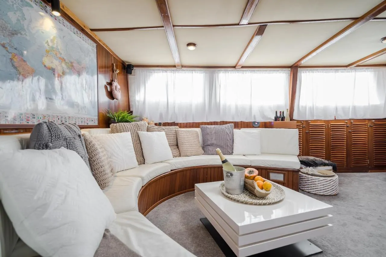 Botel Spacious Yacht Hotel Barcelona City Center 5 Cabins