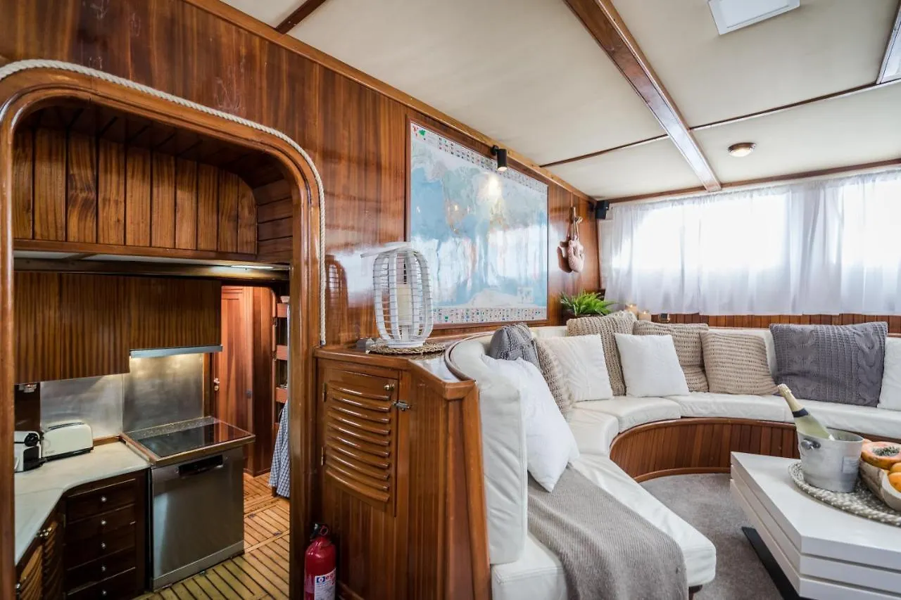 Spacious Yacht Hotel Barcelona City Center 5 Cabins