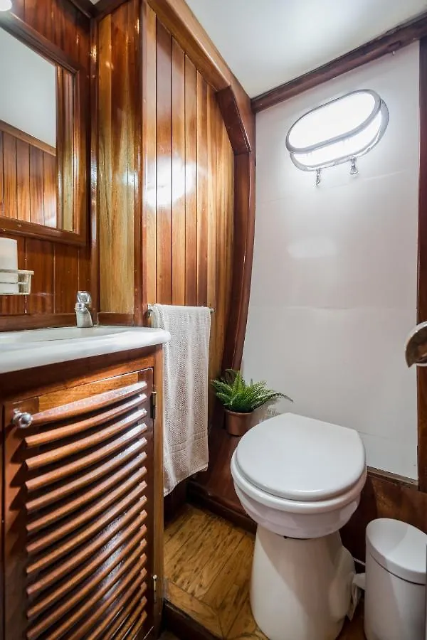Botel Spacious Yacht Hotel Barcelona City Center 5 Cabins