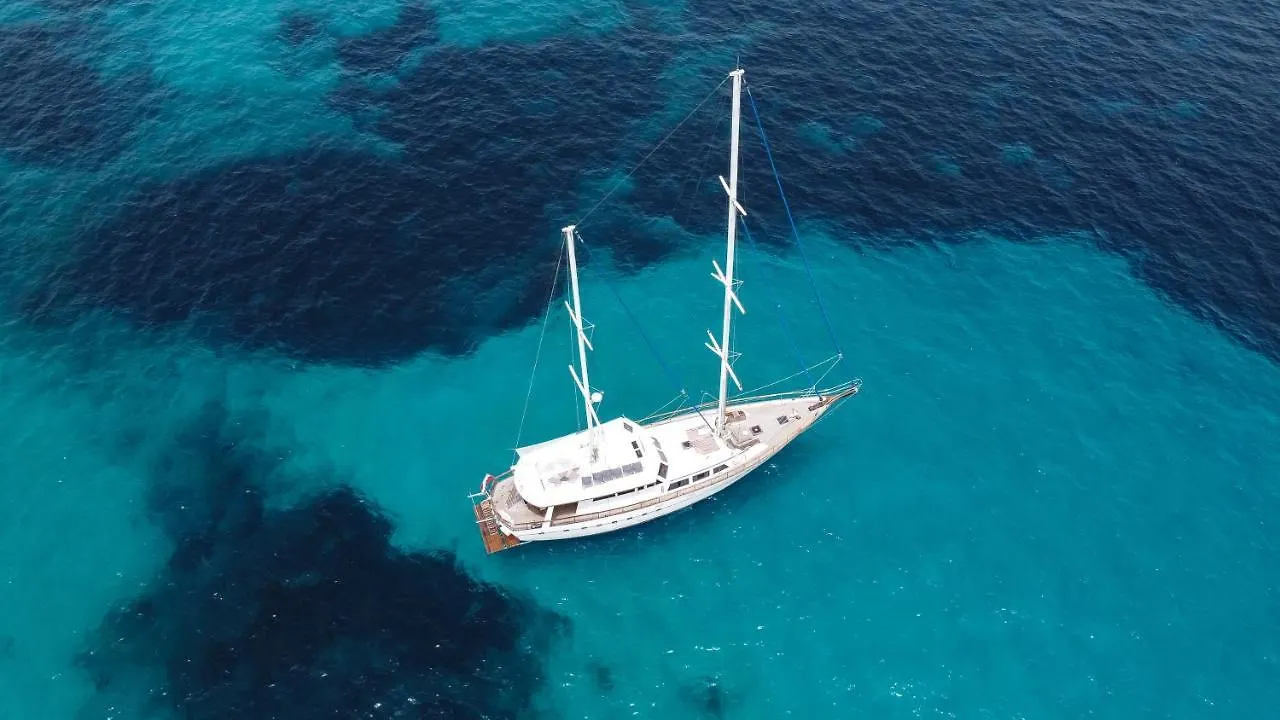 Spacious Yacht Hotel Barcelona City Center 5 Cabins